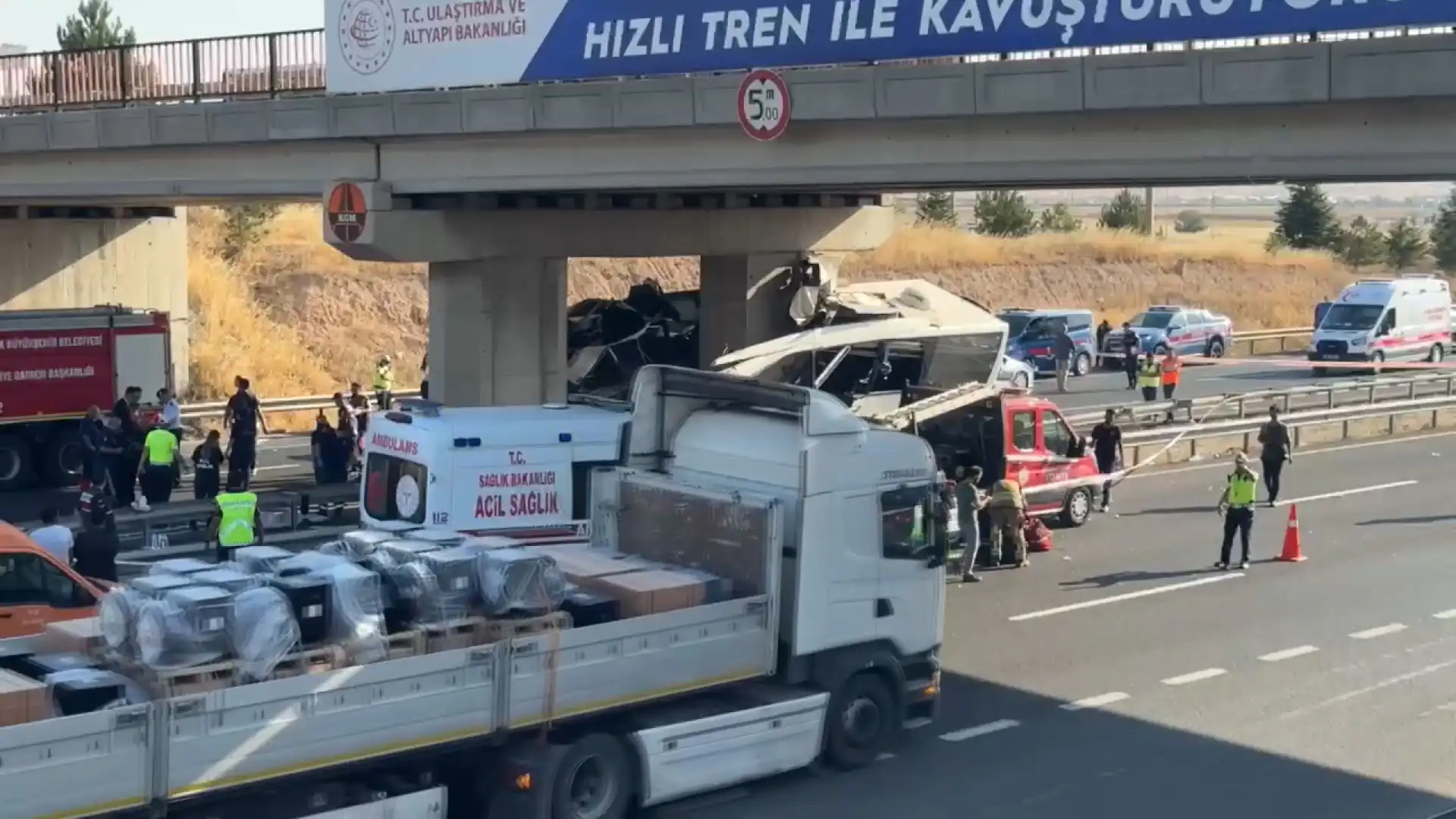 Ankara'da yolcu otobüsü köprüye çarptı 11 ölü, 26 yaralı