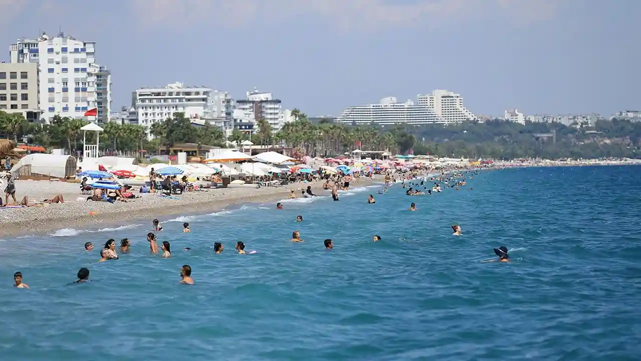 Antalya’da sıcak hava etkisini gösterdi