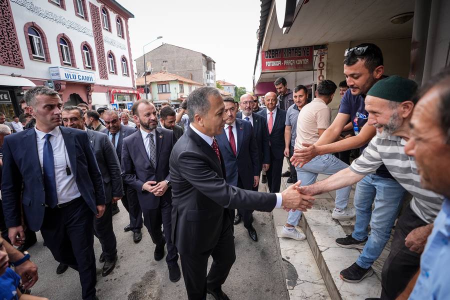 Bakan Yerlikaya, Kütahya’da esnafla buluştu