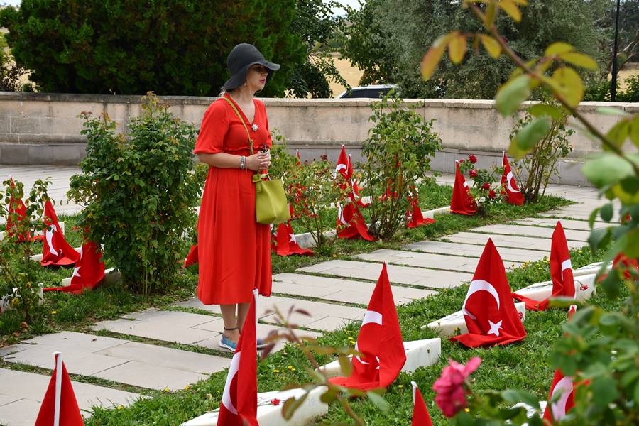 Dumlupınar Şehitliği'nde Ziyaretçiler Şehit ve Gazileri Dualarla Andı