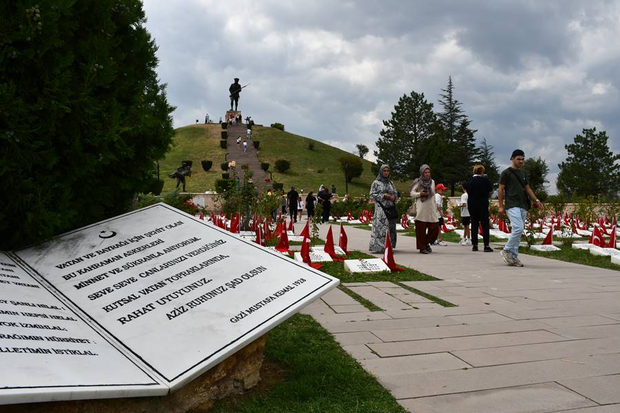 Dumlupınar Şehitliği'nde Ziyaretçiler Şehit ve Gazileri Dualarla Andı