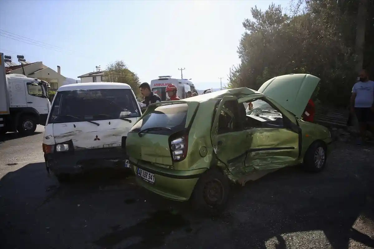 Fethiye’de Kamyonet ve Otomobil Çarpıştı, 3 Kişi Yaralandı