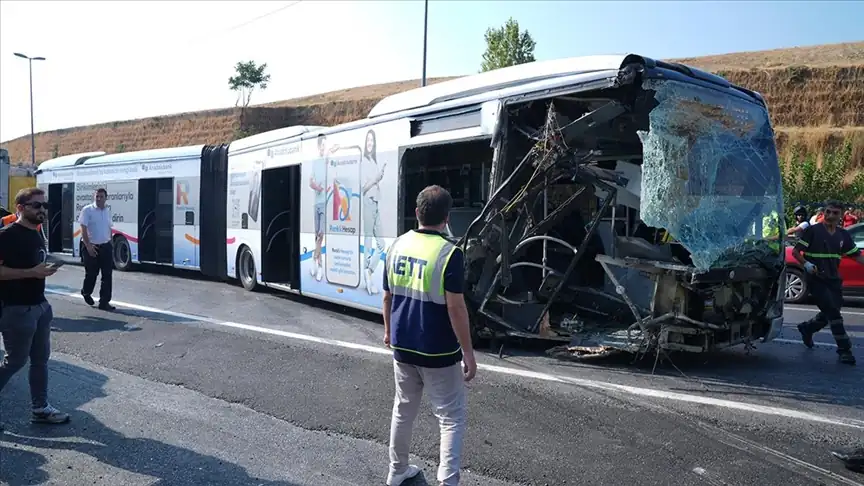 İstanbul’da metrobüs bariyerlere çarptı: 1 ölü, 38 yaralı