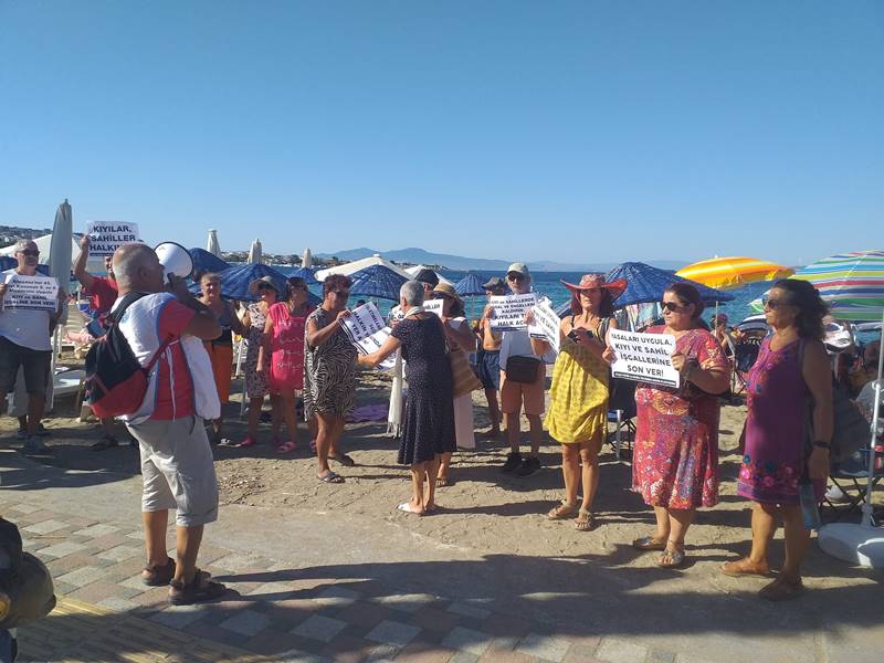 İzmir’in Foça ilçesinde kıyıları işgal eden işletmeler protesto edildi