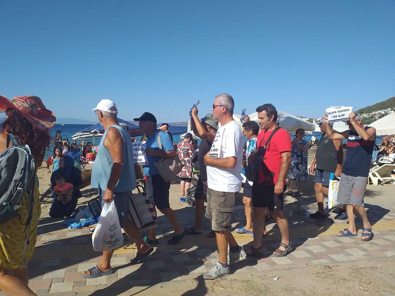 İzmir'in Foça ilçesinde kıyıları işgal eden işletmeler protesto edildi