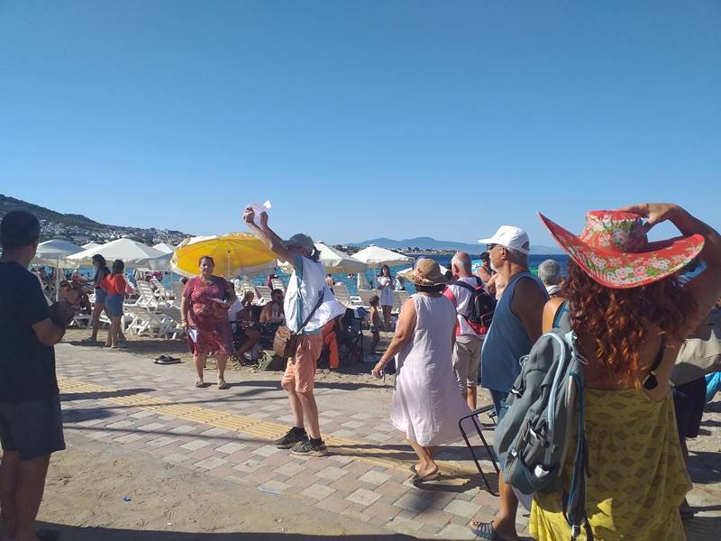 İzmir'in Foça ilçesinde kıyıları işgal eden işletmeler protesto edildi