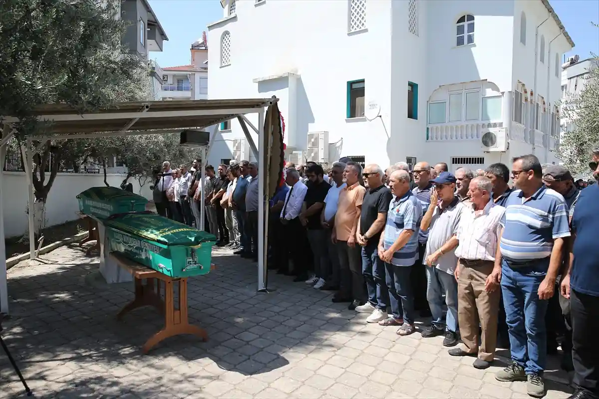 İzmir’de babalarının öldürdüğü 3 kardeş defnedildi