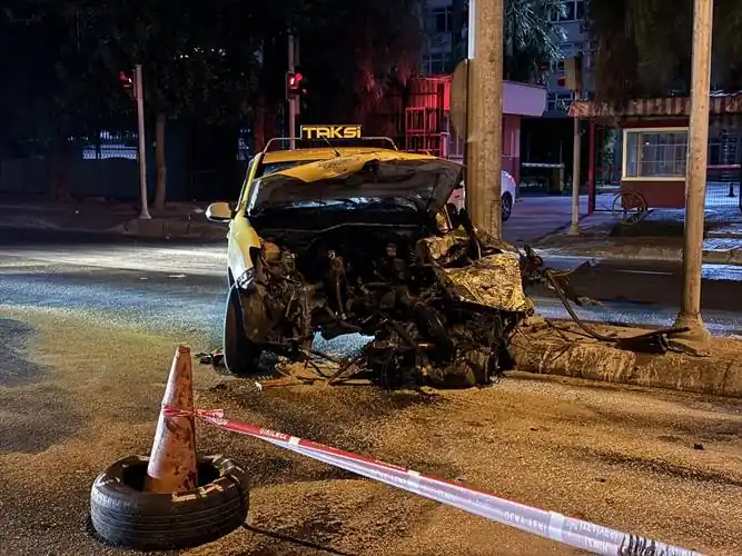 İzmir’de ticari taksi ile çarpışan sürücü yaralandı