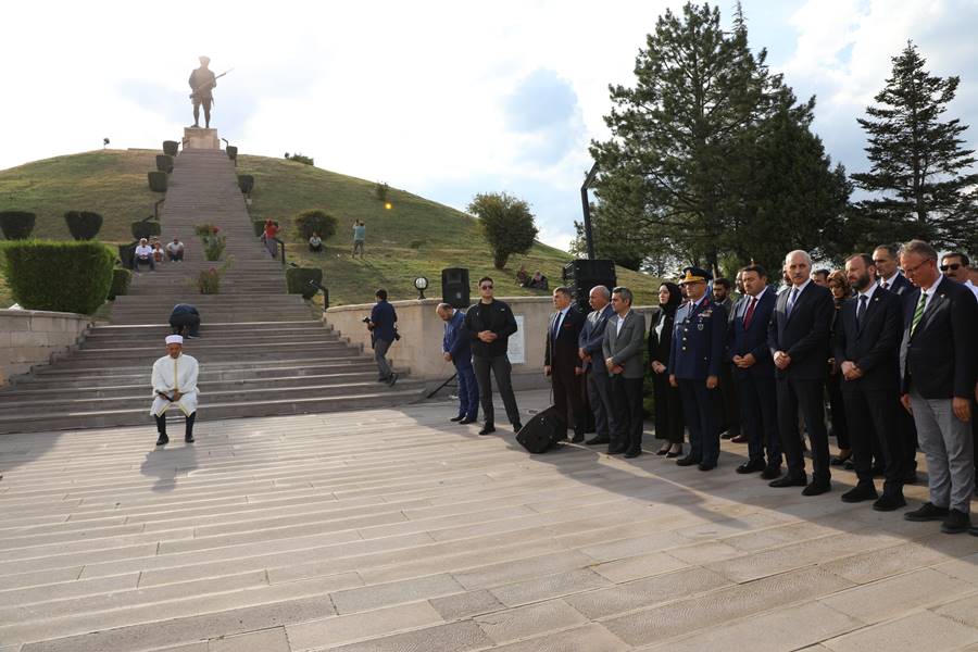 Kurtulmuş, Büyük Taarruz ve Zafer Haftası’nda Kütahya’da şehitliği ziyaret etti