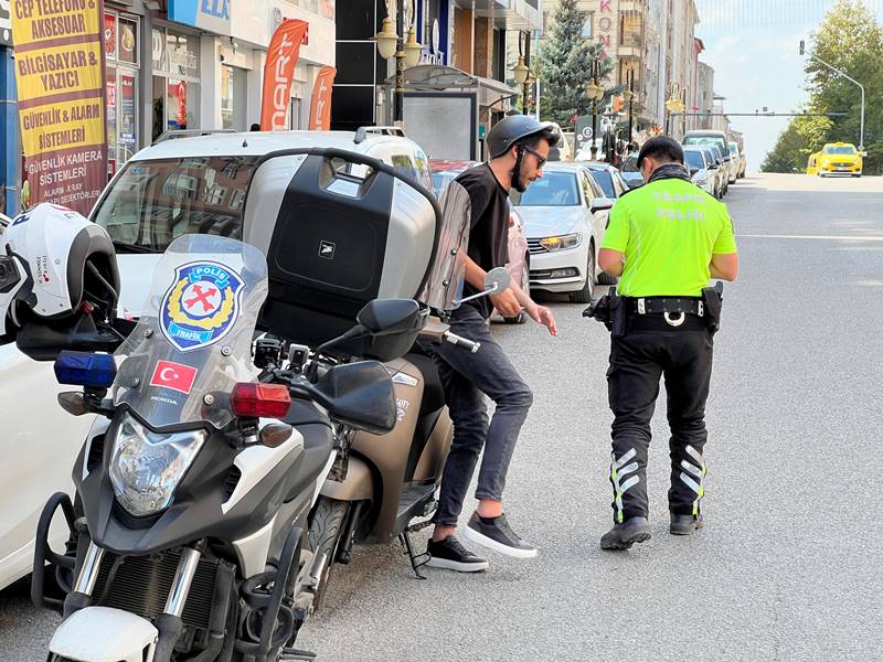 Kütahya’da trafik polisleri, motosiklet