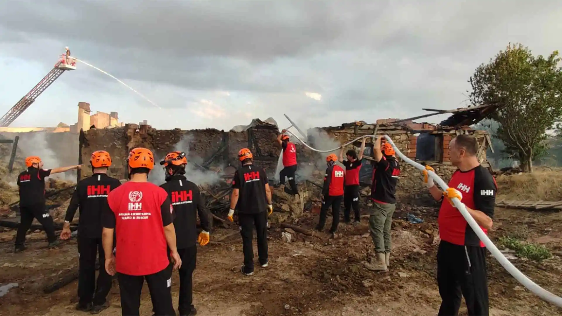 Kütahya'da ahır ve samanlık yangını