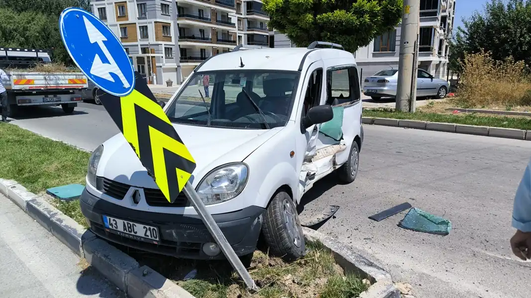 Kütahya'da ambulans ile hafif ticari araç çarpıştı, 1 yaralı