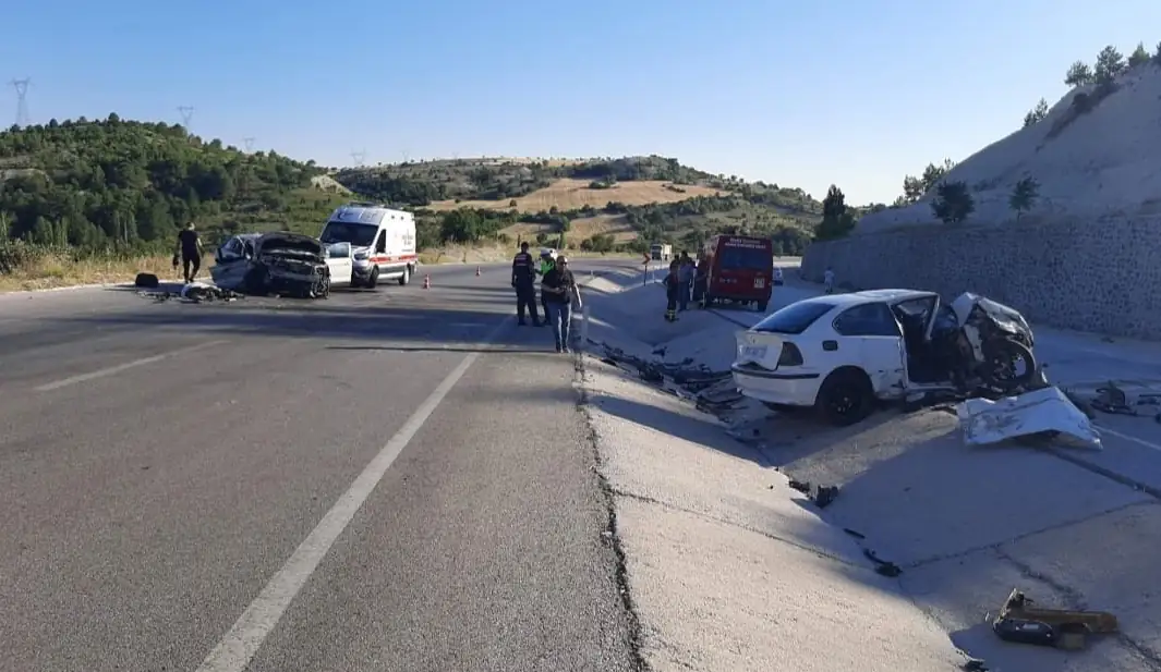 Kütahya'da iki otomobil çarpıştı, yaralılar var