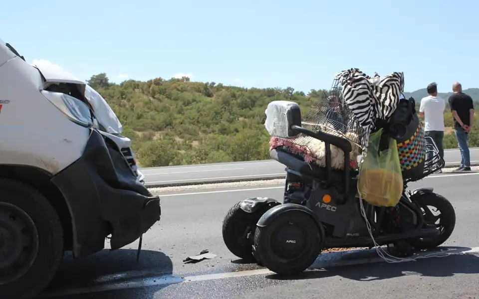 Kütahya'da minibüs elektrikli bisiklete çarptı, 1 ölü