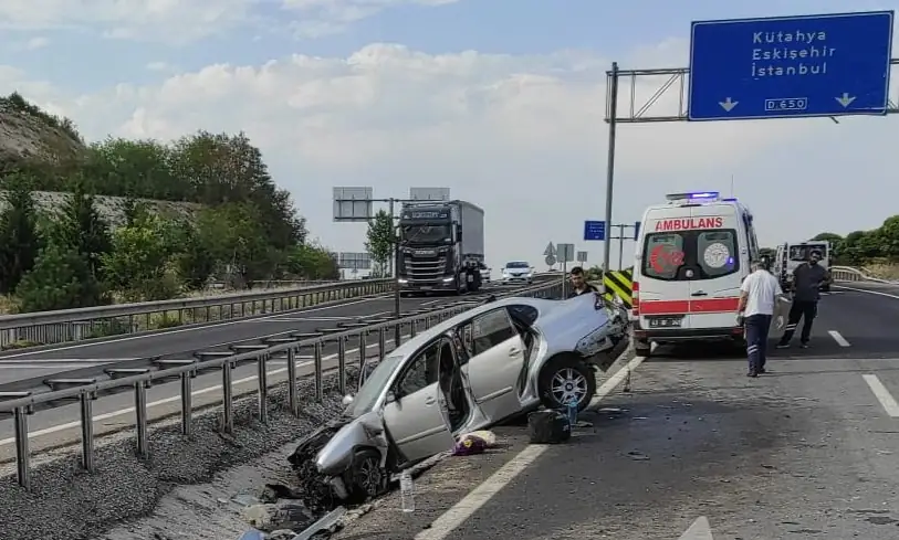 Kütahya'da otomobil bariyerlere çarptı, yaralılar var