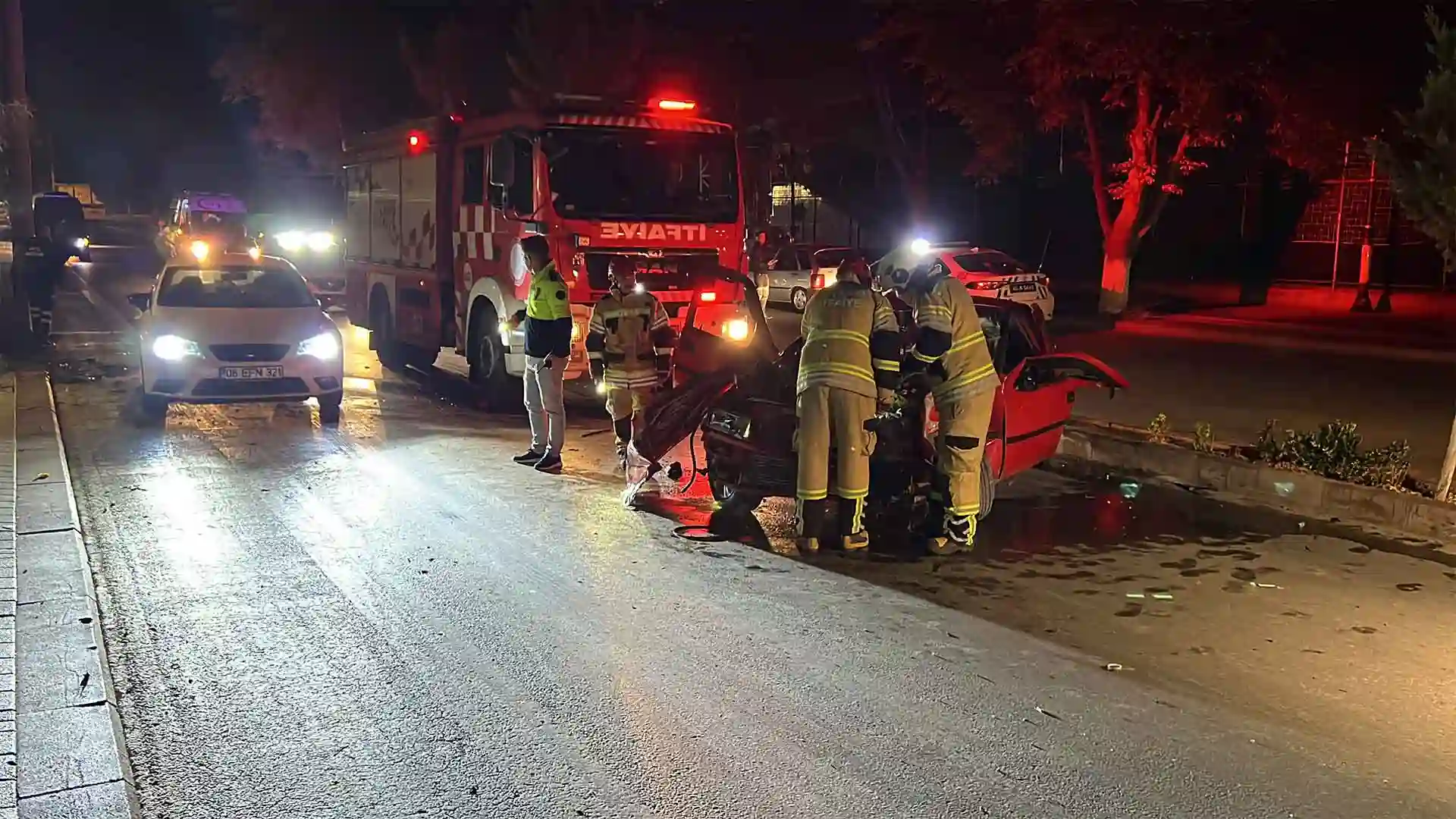 Kütahya'da otomobil duvara ve ağaçlara çarptı