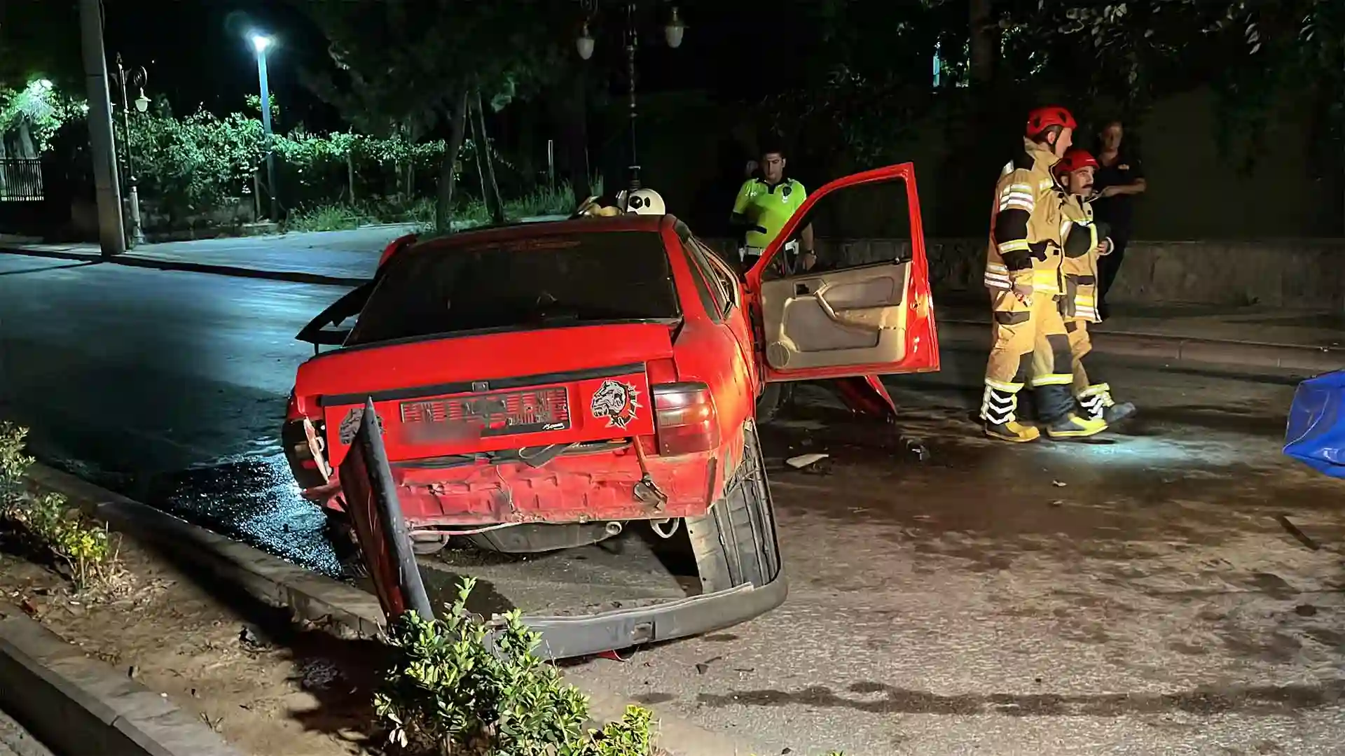 Kütahya'da otomobil duvara ve ağaçlara çarptı