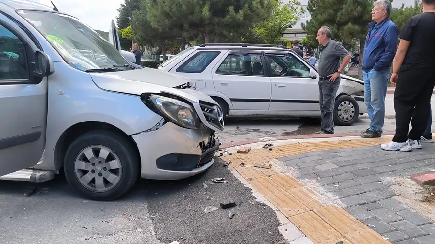 Kütahya’da otomobil ile ticari araç çarpıştı