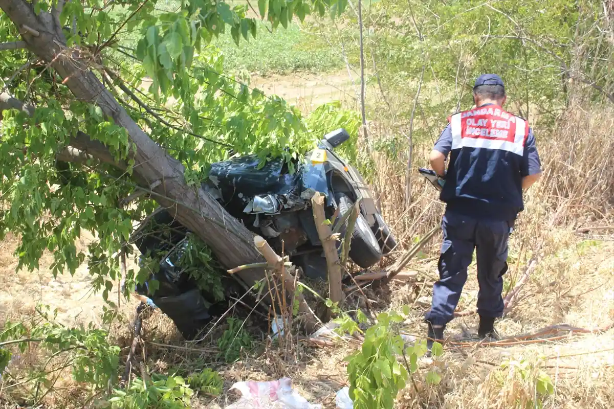 Manisa’da otomobil ağaca çarptı: 2 ölü