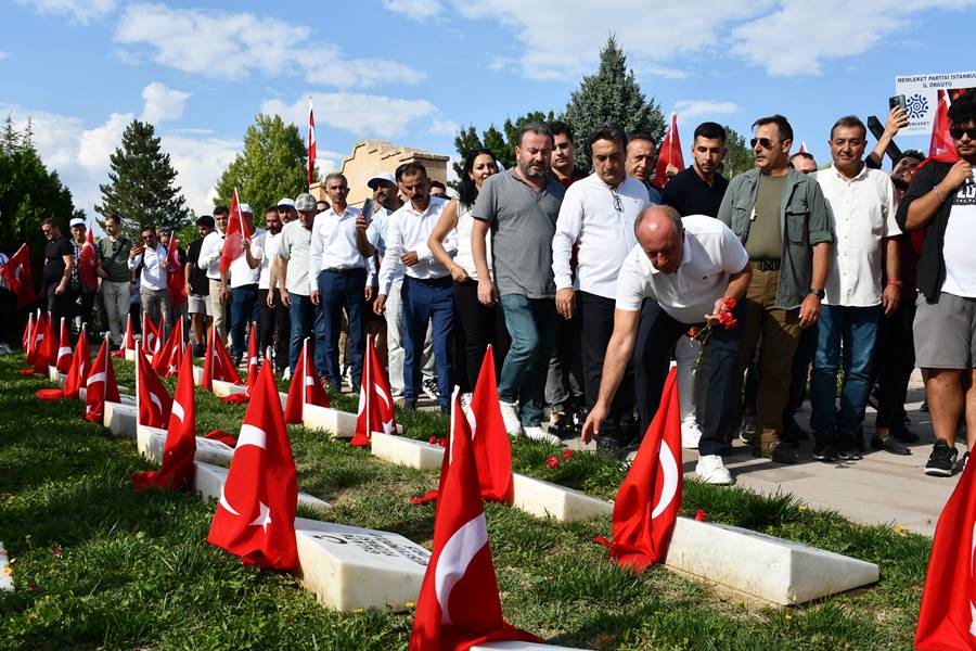 Memleket Partisi Lideri İnce, Dumlupınar Şehitliği’ni ziyaret etti