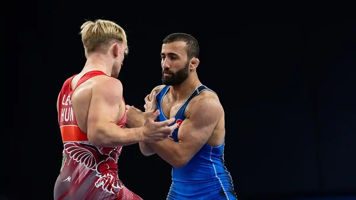 Milli güreşçi Burhan Akbudak, Macar Zoltan Levai’ye mağlup oldu