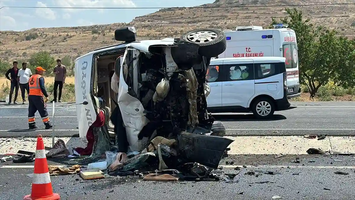 Nevşehir’de minibüs ile otomobil çarpıştı: 13 Yaralı