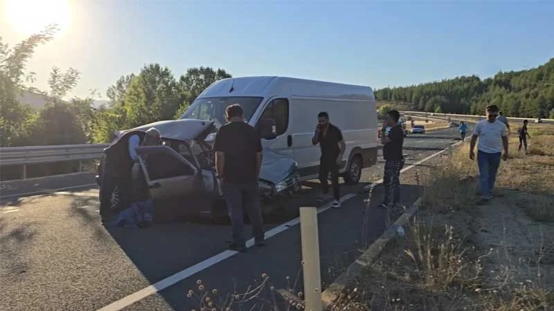 Karabük'te panelvanla otomobilin çarpıştığı