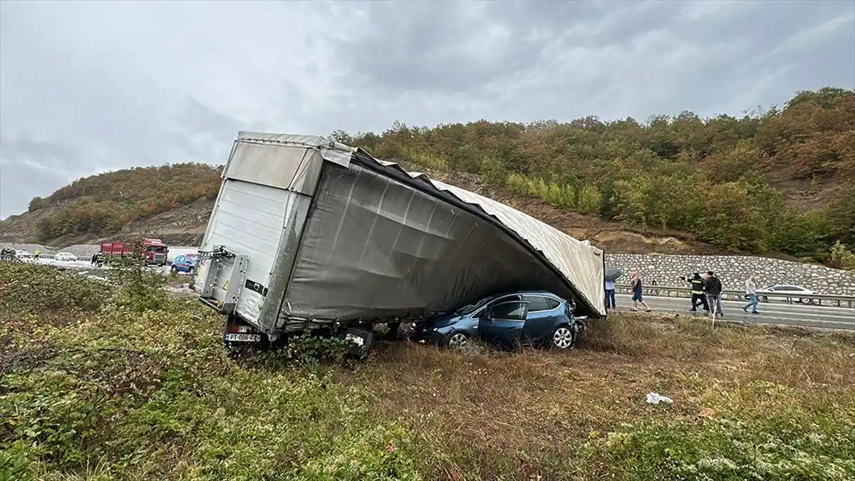 Samsun-Ankara Kara Yolundaki Kazada 3 Kişi Hayatını Kaybetti, 10 Kişi Yaralandı