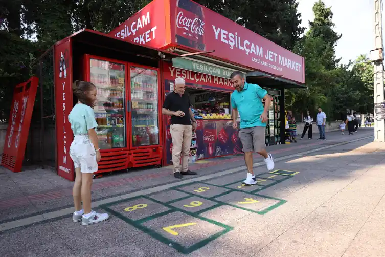 Seksek oyunu ile yoldan geçen insanların yüzünü güldürdü