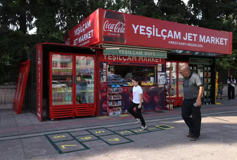 Seksek oyunu ile yoldan geçen insanların yüzünü güldürdü