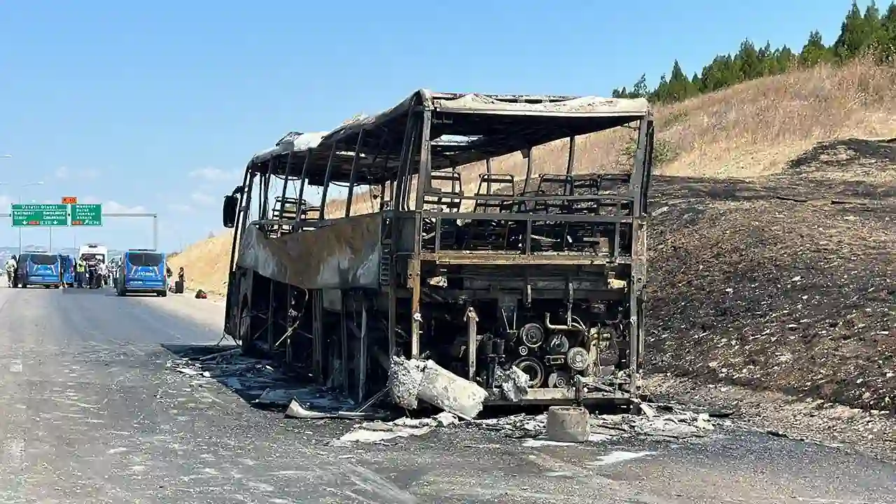 Seyir halinde alev alan yolcu otobüsü kullanılamaz hale geldi