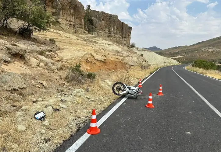 Uşak’ta motosiklet devrildi, sürücüsü hayatını kaybetti