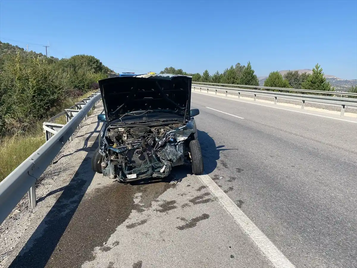 Afyonkarahisar’da Refüje Çarpan Otomobilde 4 Kişi Yaralandı