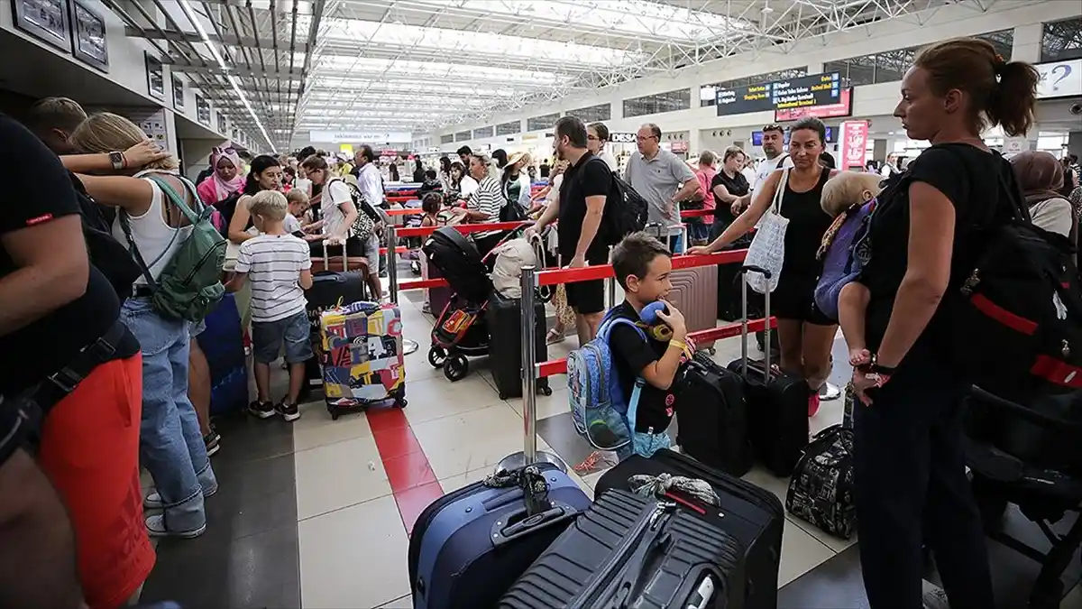 Antalya Havalimanı’nda Yolcu ve Uçak Trafiğinde Rekor Kırıldı