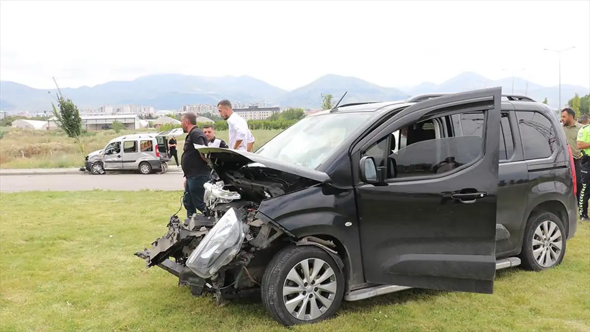 Erzurum’da iki hafif ticari araç çarpıştı, 9 yaralı