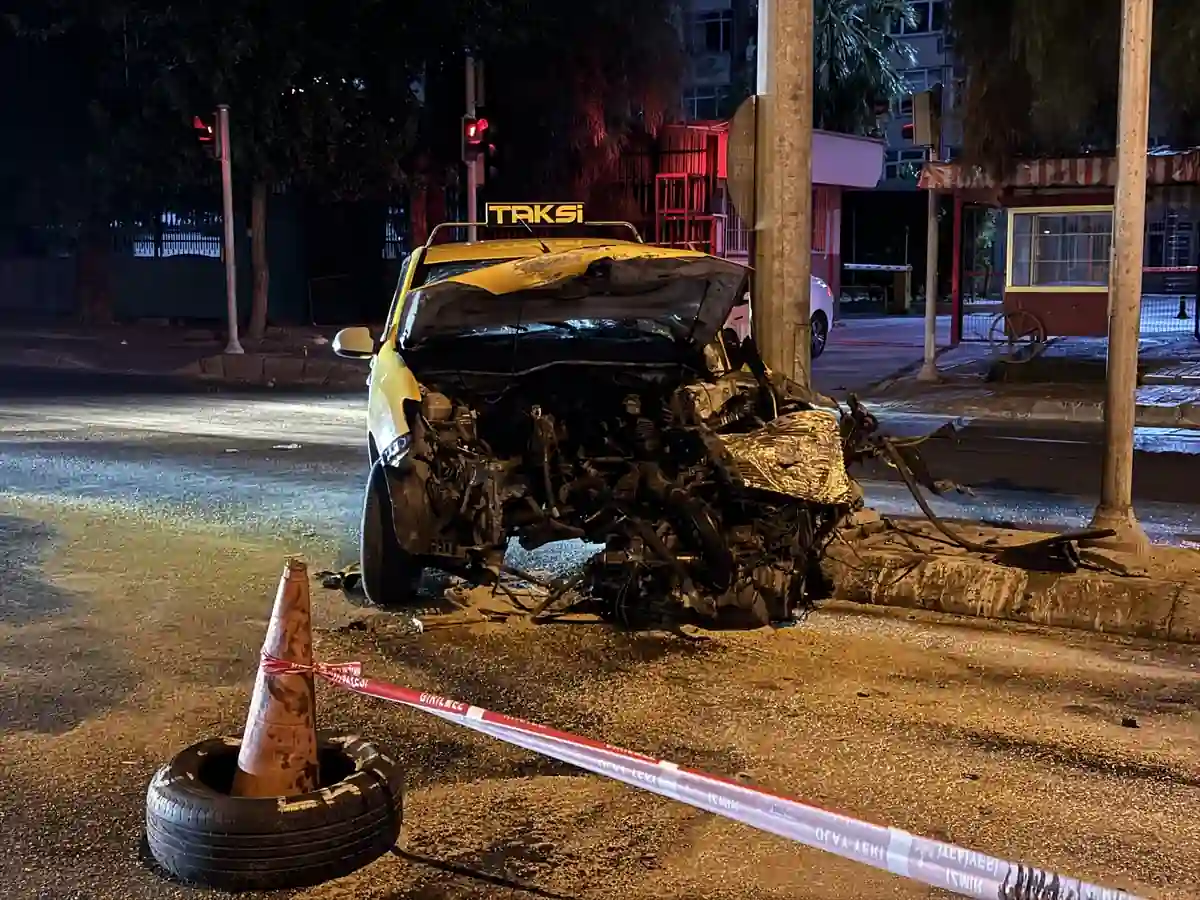 İzmir'de ticari taksi ile otomobil çarpıştı, sürücüsü ağır yaralı