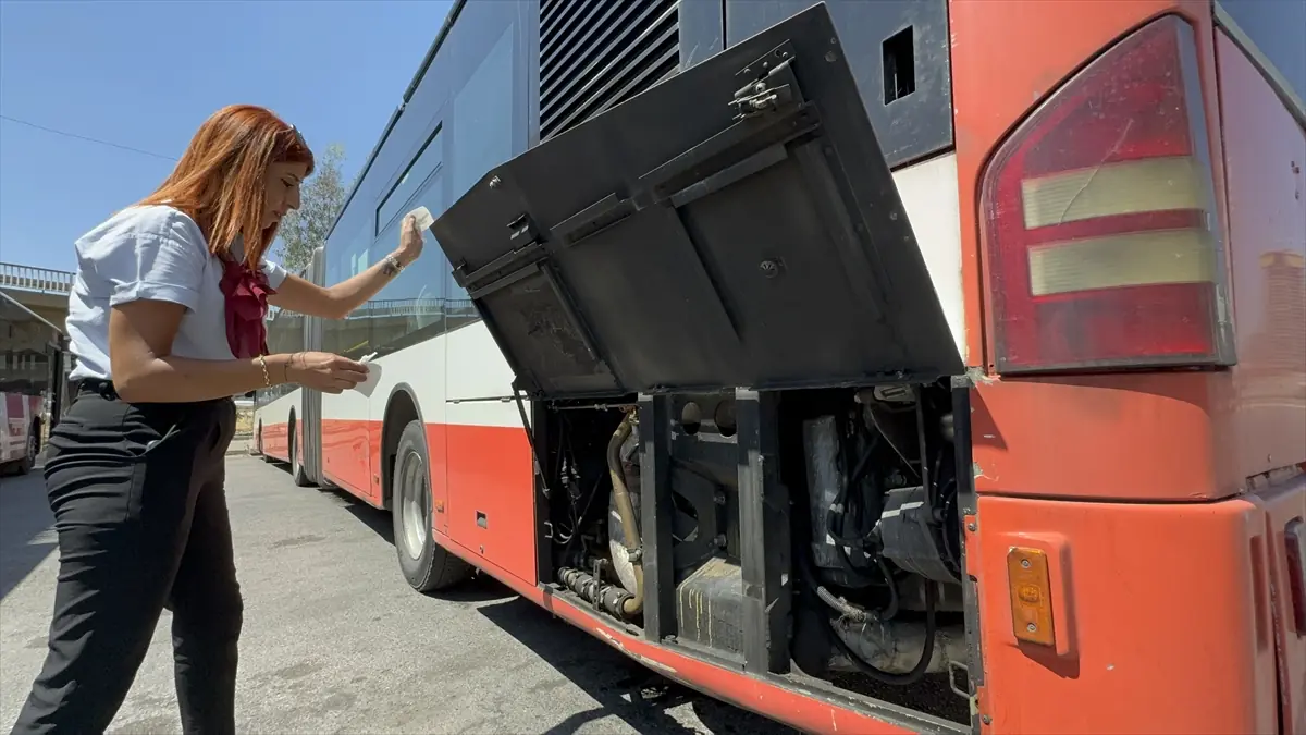 İzmir'de kadın şoför yangını söndürdü
