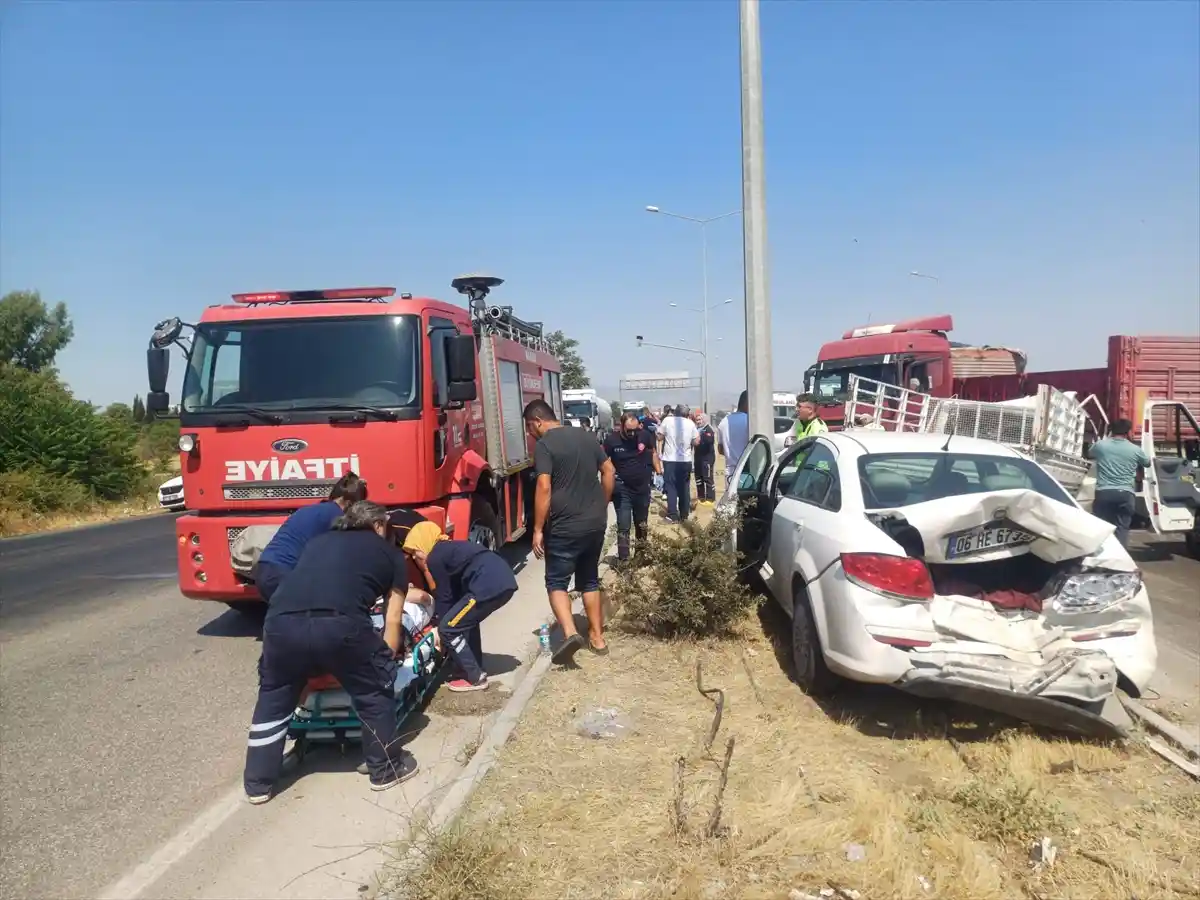 Manisa’da Zincirleme Trafik Kazasında 3 Kişi Yaralandı