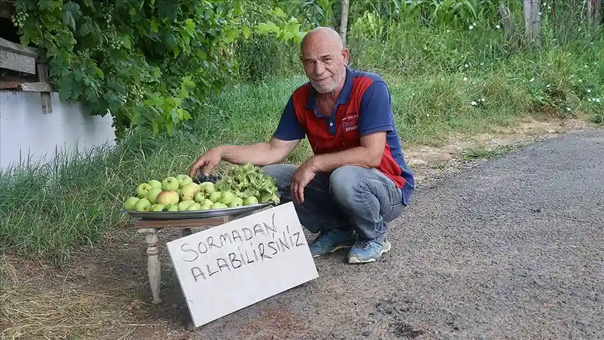 Yetiştirdiği ürünleri ücretsiz ikram ediyor 