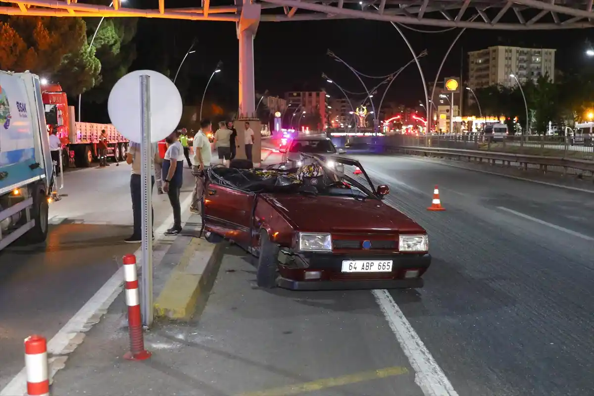 Uşak’ta Otomobil Tırın Dorsesine Çarptı: 1 Ölü, 1 Yaralı