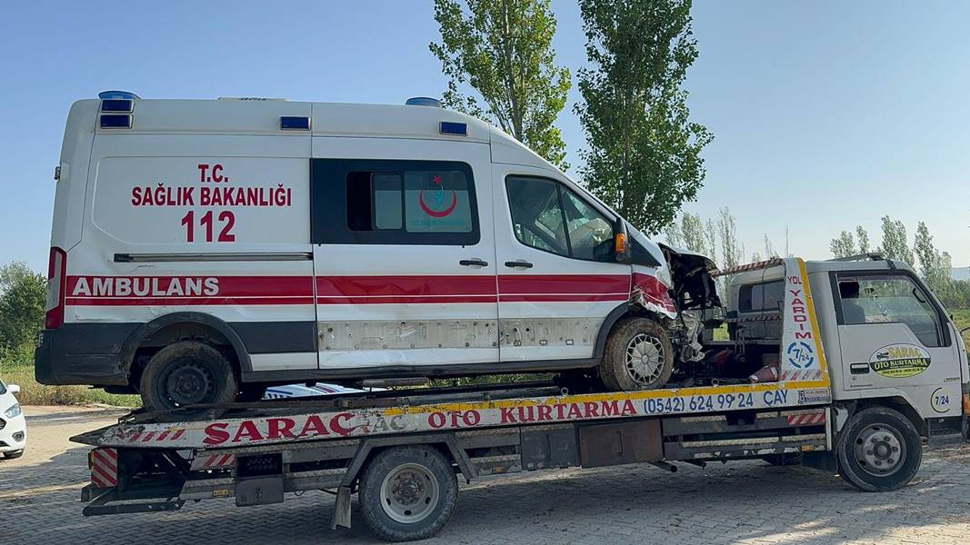 Afyonkarahisar’da ambulans ve otomobil çarpıştı: 5 kişi yaralandı