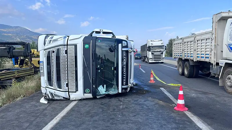 Afyonkarahisar’da devrilen tırın sürücüsü hayatını kaybetti