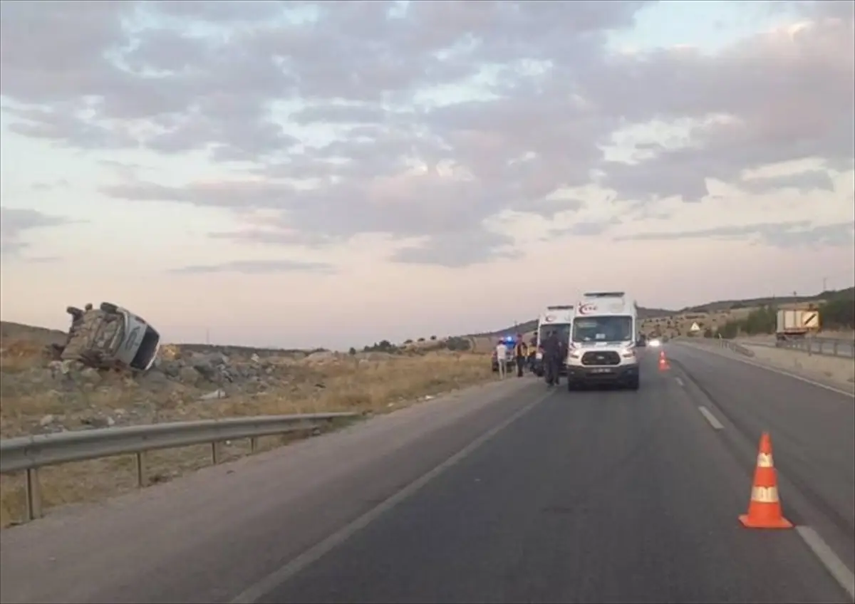 Afyonkarahisar’da otomobil yoldan çıktı, 6 yaralı