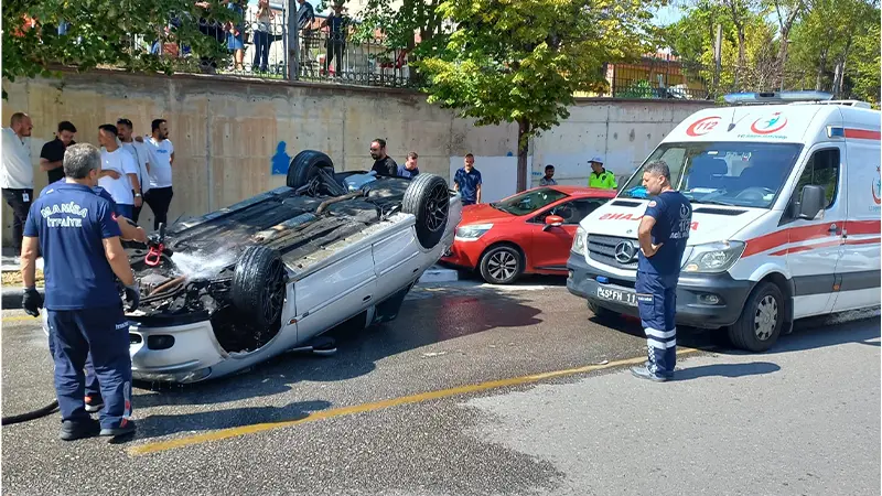 Alkollü sürücü park halindeki araca çarpıp takla attı