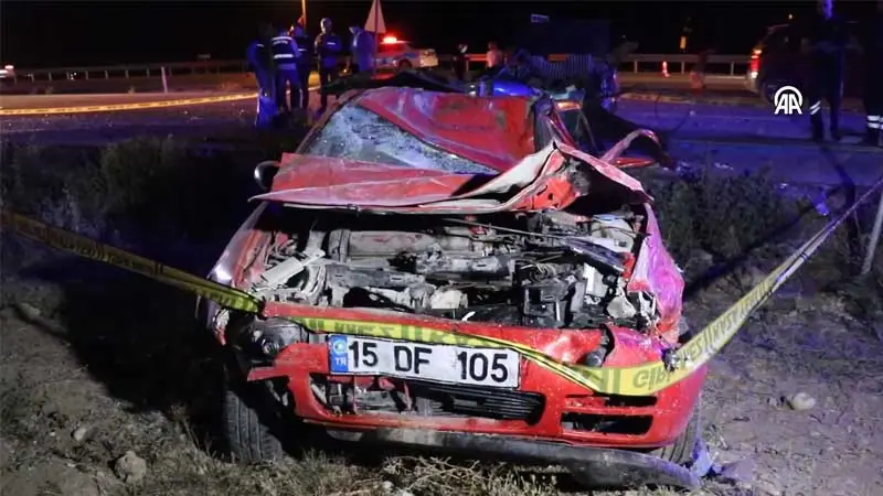 Burdur’da iki otomobil çarpıştı: 2 ölü, 3 yaralı