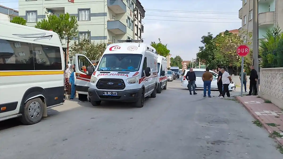 Bursa’da hafif ticari araç ile minibüs çarpıştı