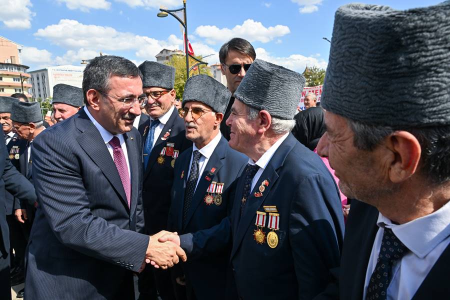 Cevdet Yılmaz, Kütahya’da Menderes’i anma kortejine katıldı
