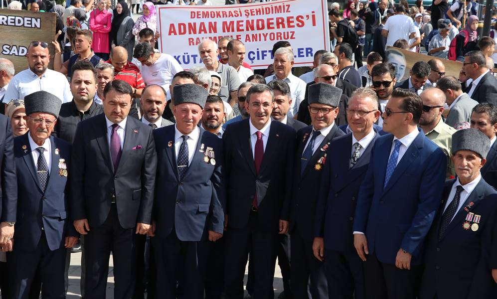 Cevdet Yılmaz, Kütahya’da Menderes’i anma kortejine katıldı
