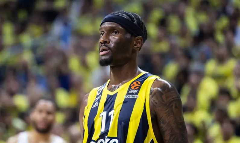 Fenerbahçe forması giyen bir