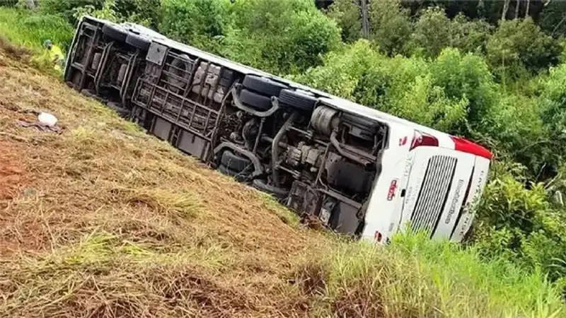 Futbolcuları taşıyan otobüs kaza yaptı, 3 futbolcu öldü